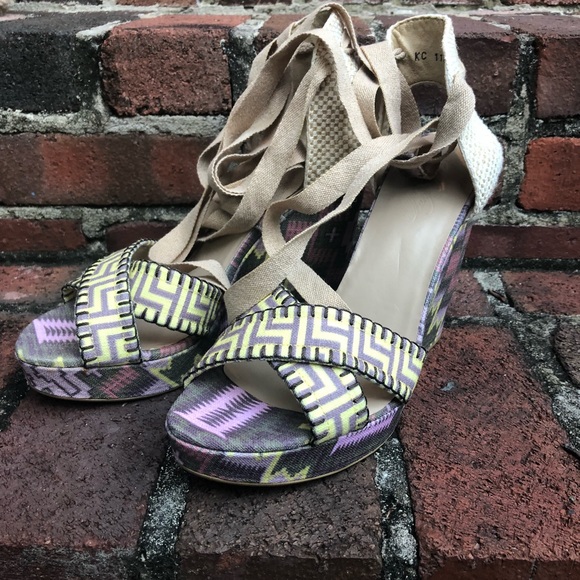 Stuart Weitzman X Theodora Callum - Picture 3 of 6